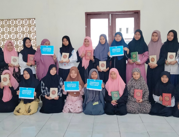 Tebar Cahaya Ilmu, Rumah Anak Bisa Salurkan Al-Quran & Iqro untuk Santri di Garut dan Pamekasan