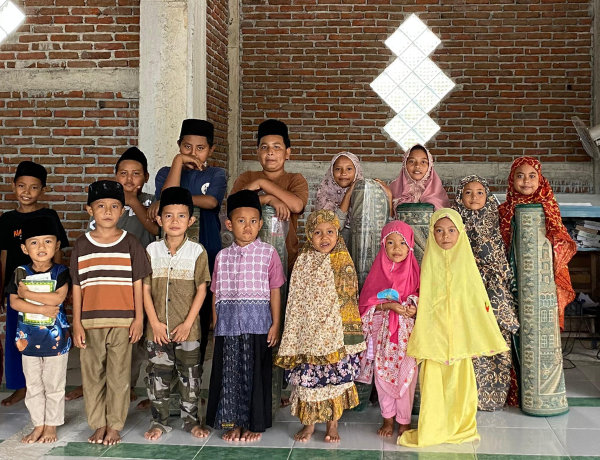 Rumah Anak Bisa Salurkan Bantuan Karpet Masjid untuk Jamaah Masjid Al-Falah, Lombok Timur