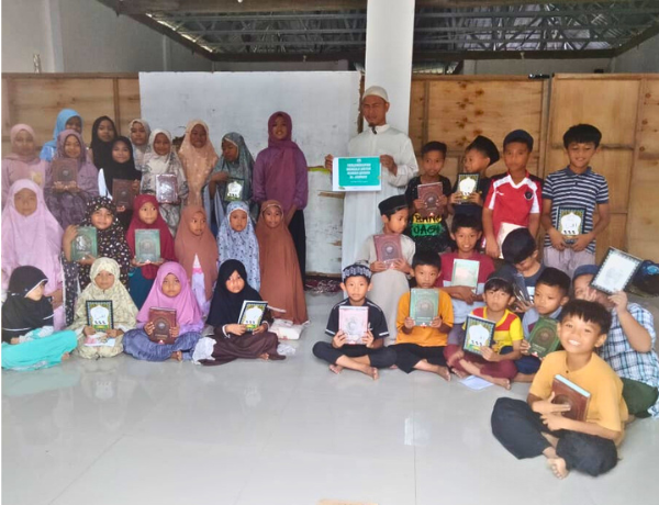 Bersama Rumah Anak Bisa, Alquran dan Iqro Sampai ke Tangan Para Penjaga Ilmu