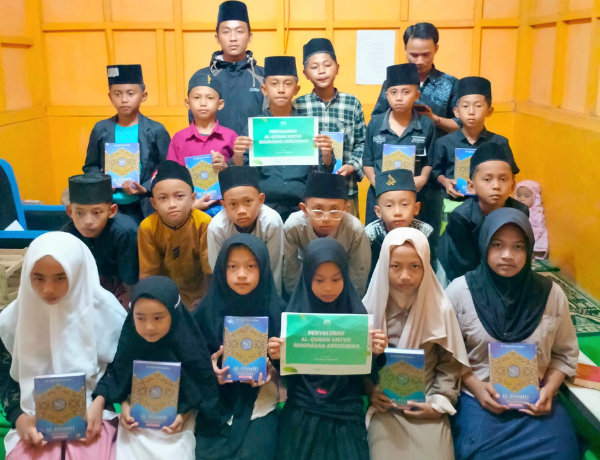 Distribusi Mushaf Al-Quran untuk Santri Tunanetra & Tahfidz di Empat Tempat Mengaji