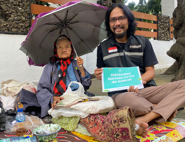 Meringankan Beban Hidup, Batuan Sembako untuk Ibu Romlah