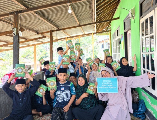 Temani Semangat Belajar & Menghafal Adik TPQ Al Busyro dengan Al-Qur’an Baru